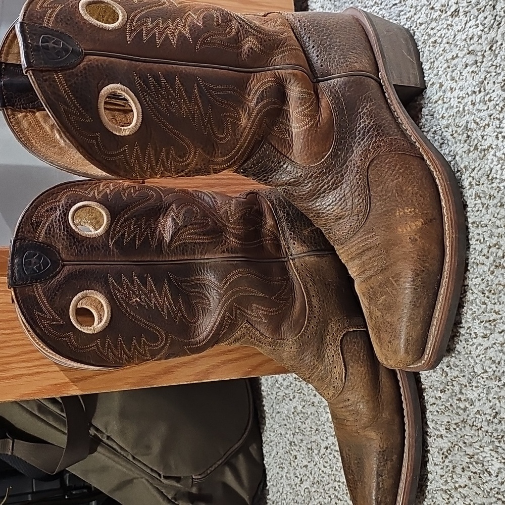 Men's Ariat ATS cowboy boots. Size 12EE.